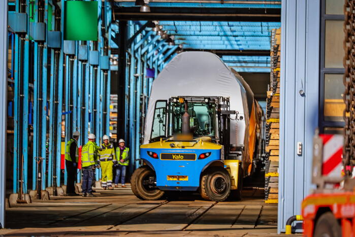 Gecrashte trein aangekomen op NS werkplaats
