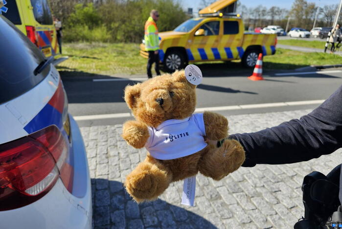 Kinderen krijgt traumabeer na ongeluk met auto