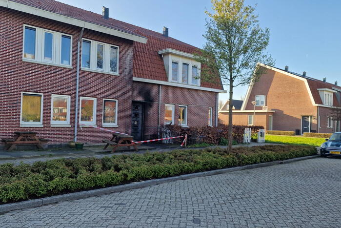 Brandbom veroorzaakt brand bij voordeur