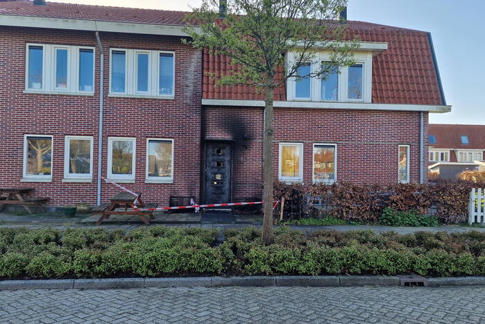 Brandbom veroorzaakt brand bij voordeur