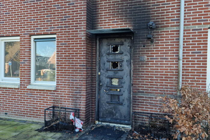 Brandbom veroorzaakt brand bij voordeur