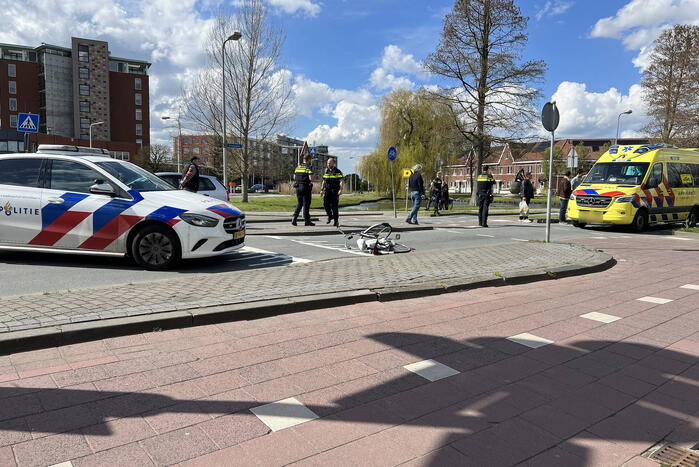 Overstekende fietser ziet auto over het hoofd