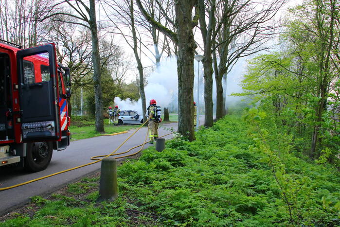 Geparkeerde auto volledig uitgebrand