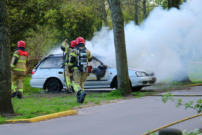 Geparkeerde auto volledig uitgebrand