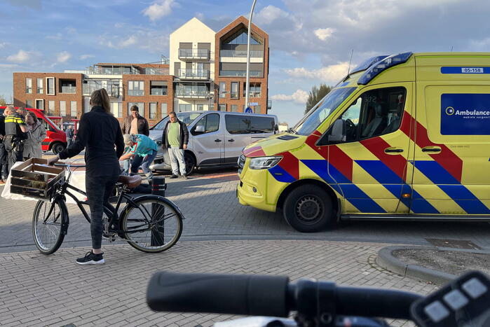 Fietsster gewond bij botsing met bestelbus