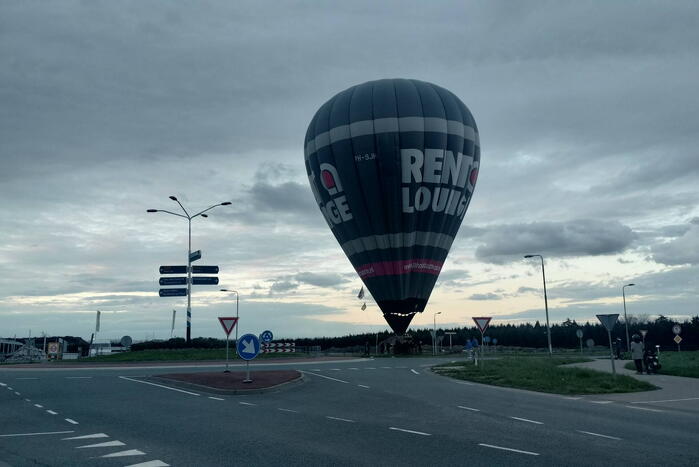 Luchtballon maakt noodlanding op rotonde