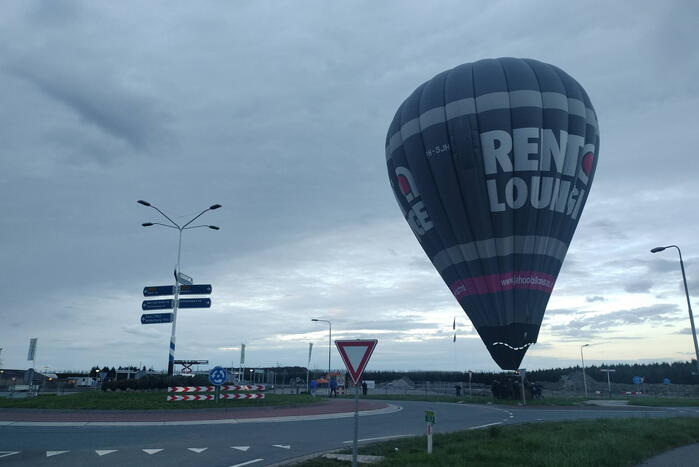 Luchtballon maakt noodlanding op rotonde