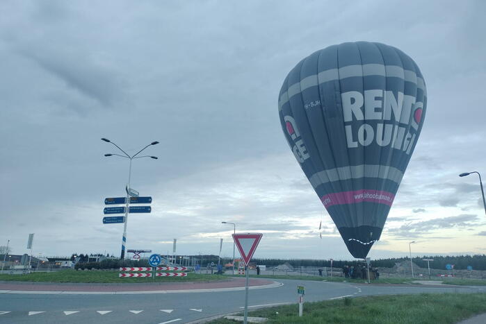 Luchtballon maakt noodlanding op rotonde
