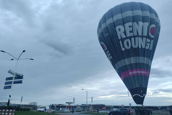 Luchtballon maakt noodlanding op rotonde