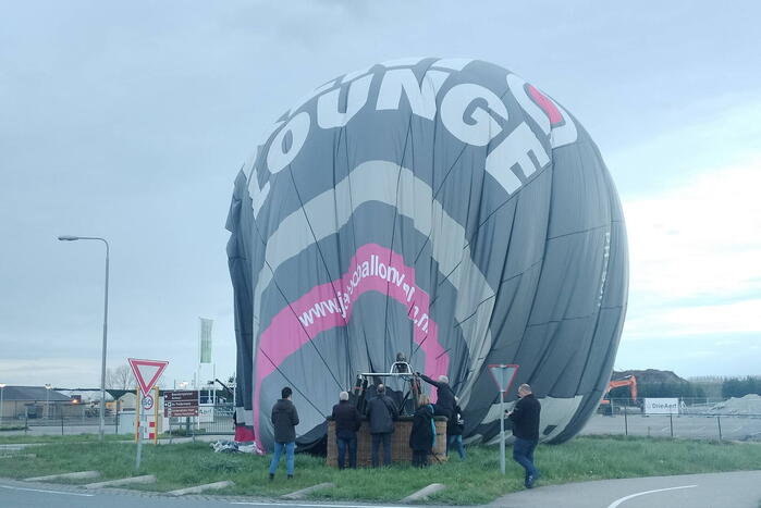 Luchtballon maakt noodlanding op rotonde