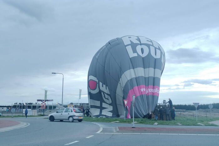 Luchtballon maakt noodlanding op rotonde