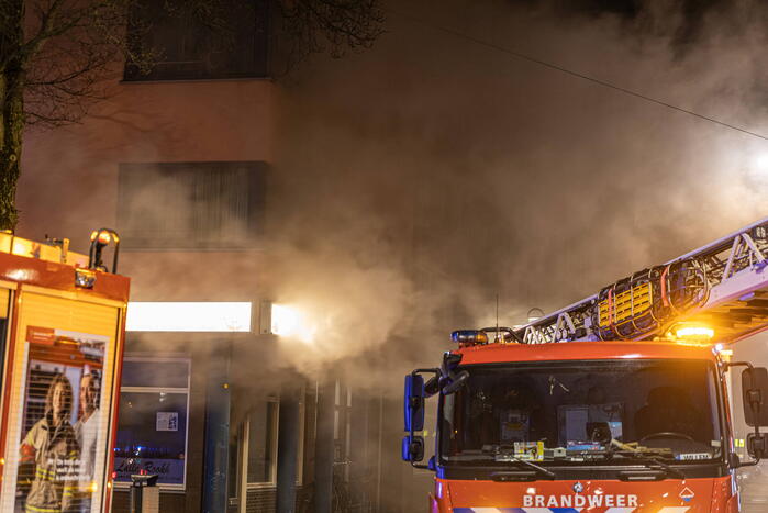 Gezin uit woning gered door brandweer