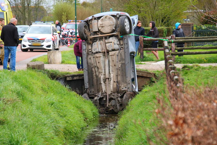 Automobilist belandt rechtop in sloot, link met eerdere steekpartij