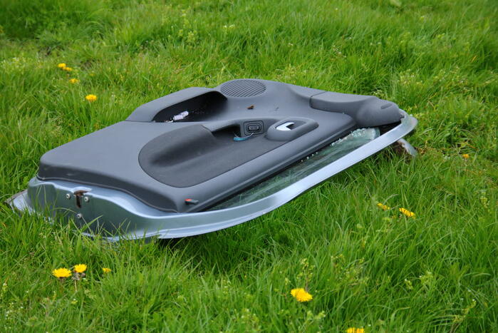 Automobilist belandt rechtop in sloot, link met eerdere steekpartij