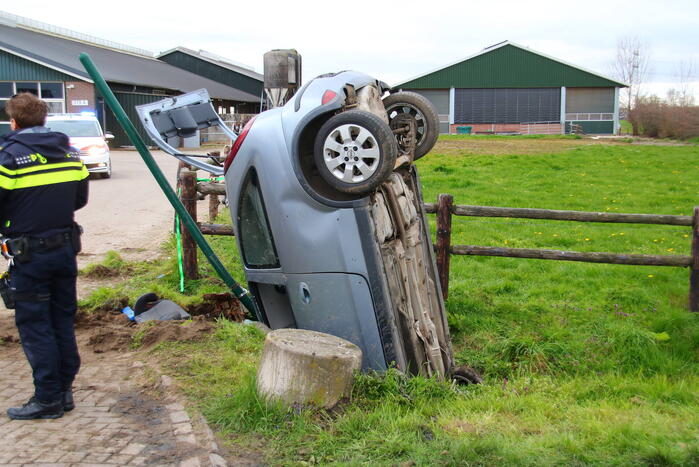Automobilist belandt rechtop in sloot, link met eerdere steekpartij