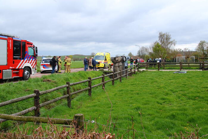 Automobilist belandt rechtop in sloot, link met eerdere steekpartij