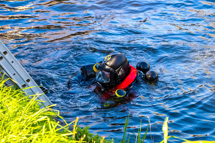 Zoekactie in water na gevonden scootmobiel onder de brug