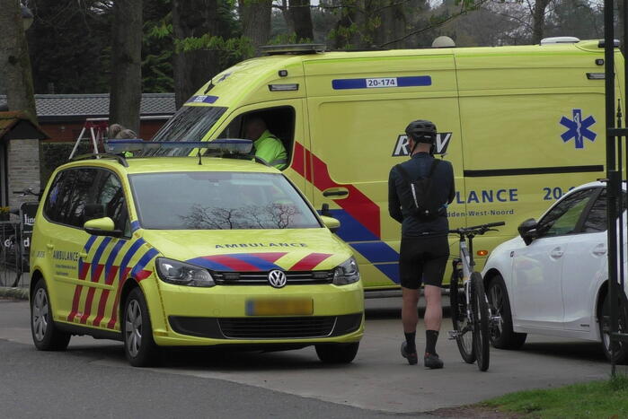 Mountainbiker komt hard ten val in bosgebied