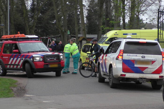 Mountainbiker komt hard ten val in bosgebied