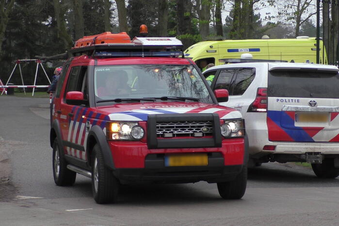 Mountainbiker komt hard ten val in bosgebied