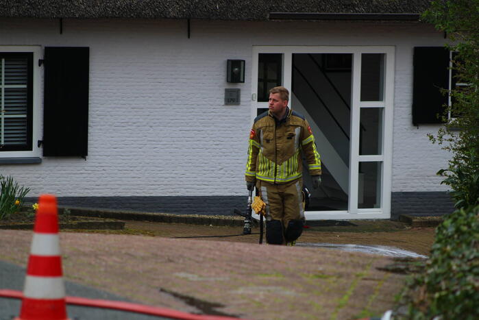 Brand in woning met rietendak