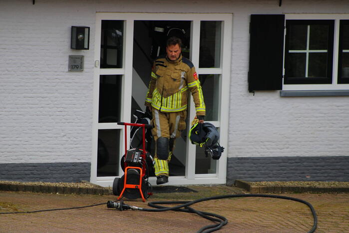 Brand in woning met rietendak