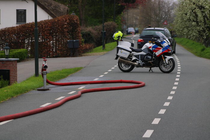Brand in woning met rietendak