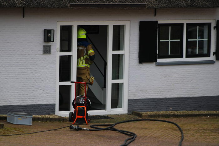Brand in woning met rietendak