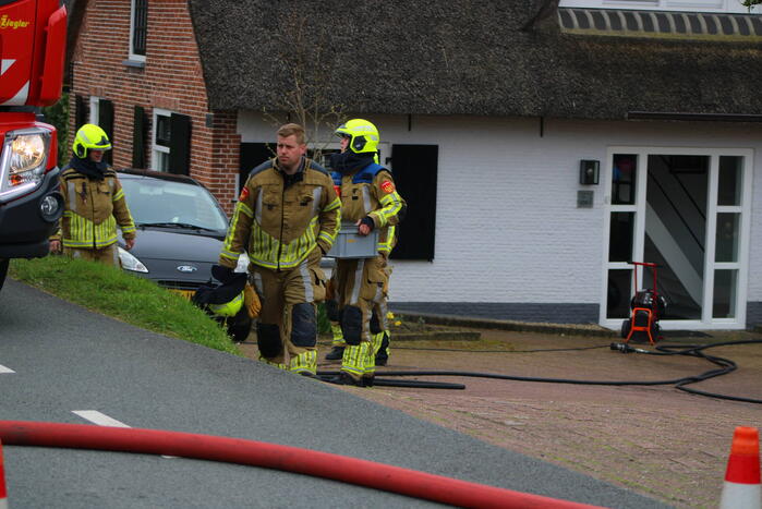 Brand in woning met rietendak