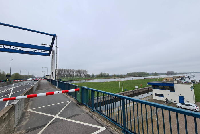 Verkeershinder door storing in brug