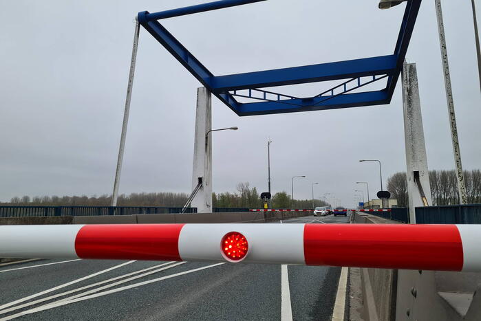 Verkeershinder door storing in brug