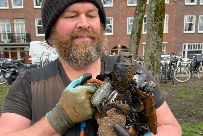 Handgranaat gevonden tijdens magneetvissen