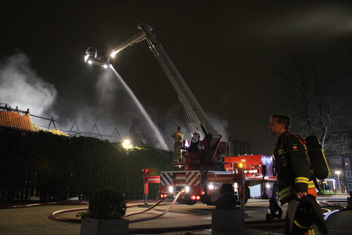 Grote brand verwoest boerderij met rieten dak