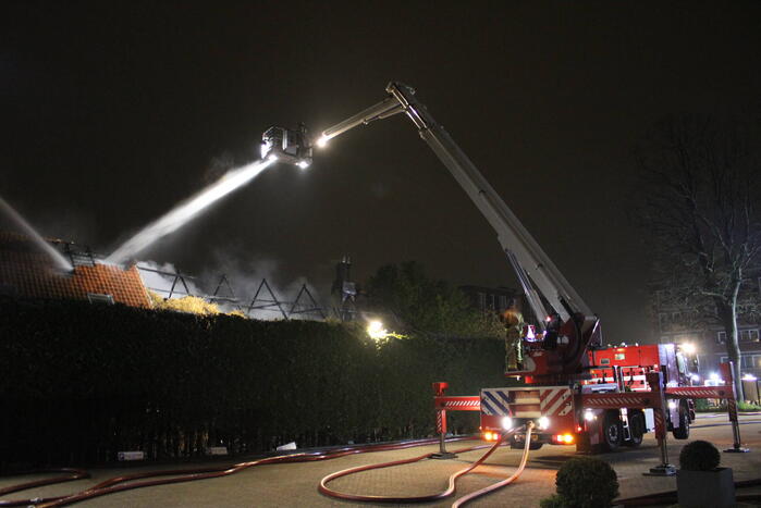 Grote brand verwoest boerderij met rieten dak