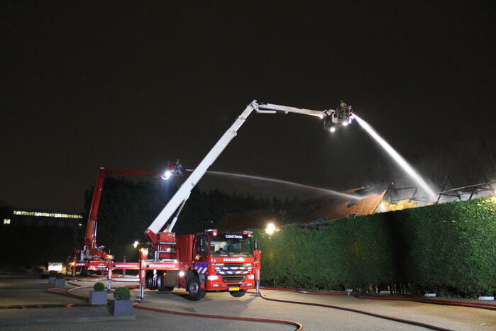 Grote brand verwoest boerderij met rieten dak