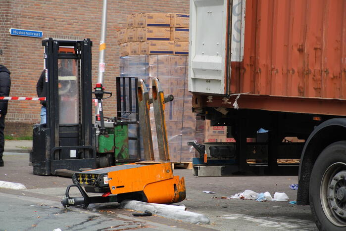 Elektrische pompwagen valt uit container, persoon raakt gewond