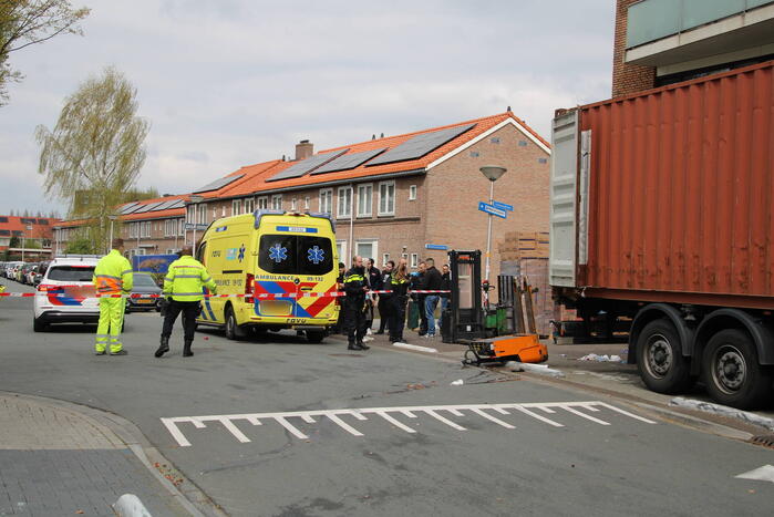Elektrische pompwagen valt uit container, persoon raakt gewond