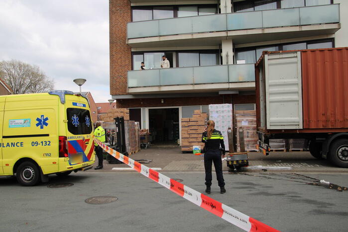Elektrische pompwagen valt uit container, persoon raakt gewond