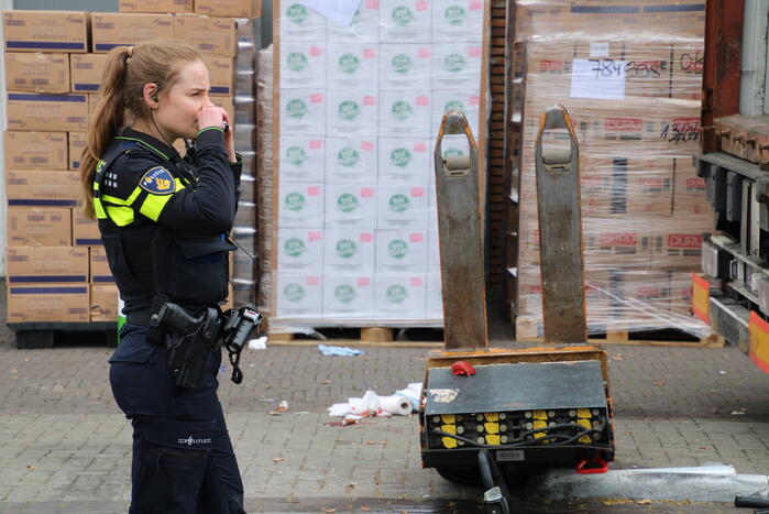 Elektrische pompwagen valt uit container, persoon raakt gewond