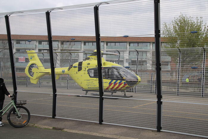 Elektrische pompwagen valt uit container, persoon raakt gewond