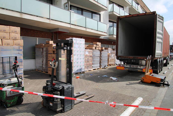 Elektrische pompwagen valt uit container, persoon raakt gewond