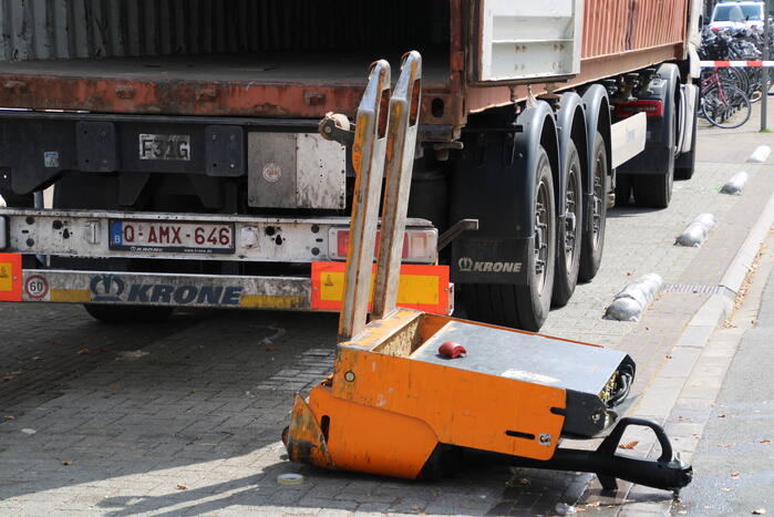Elektrische pompwagen valt uit container, persoon raakt gewond