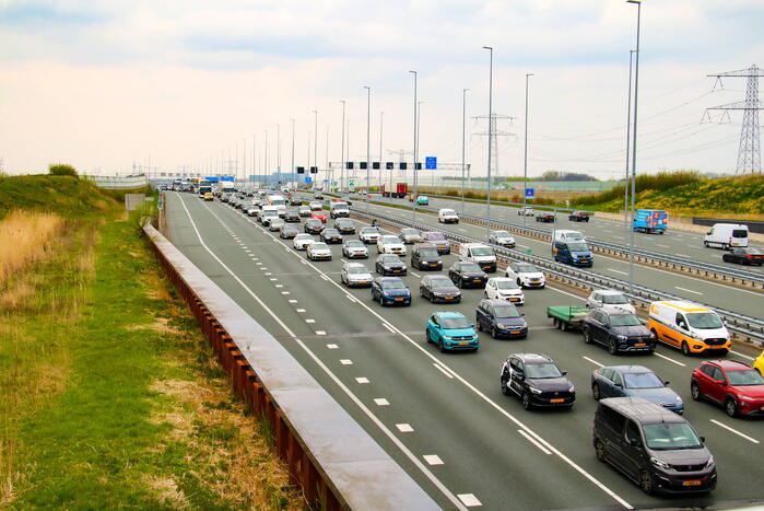 Veel file door autobrand op snelweg