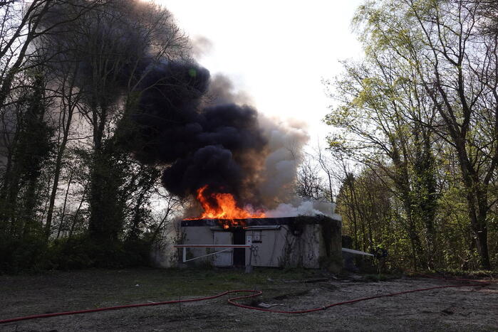 Flinke vlammen slaan uit dak van slooppand