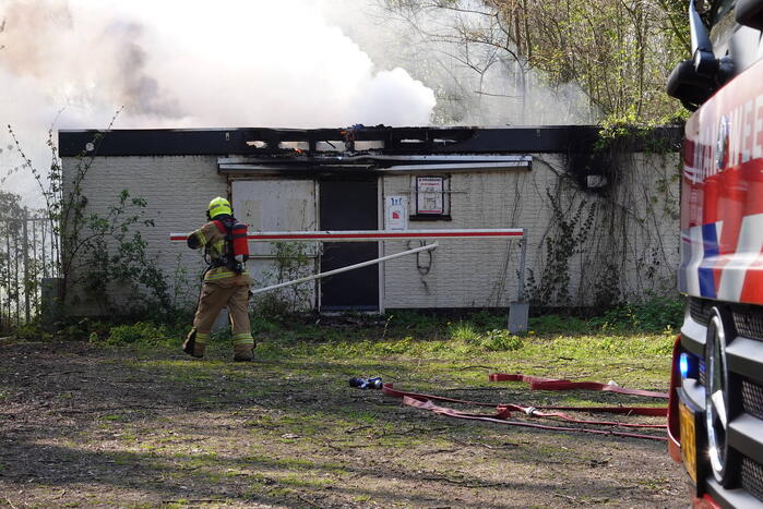 Flinke vlammen slaan uit dak van slooppand