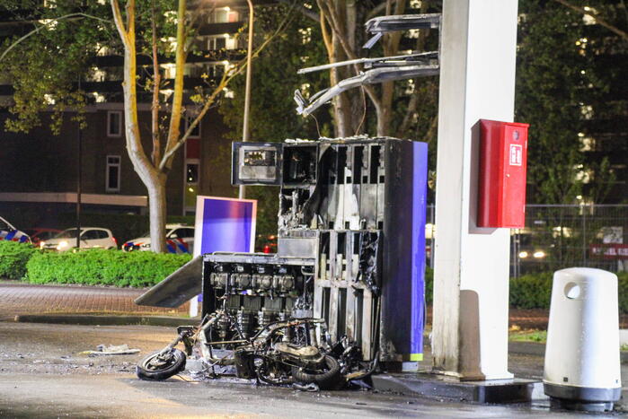 Scooter vliegt in brand tijdens tankbeurt