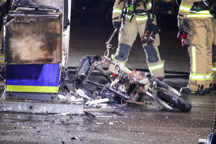 Scooter vliegt in brand tijdens tankbeurt