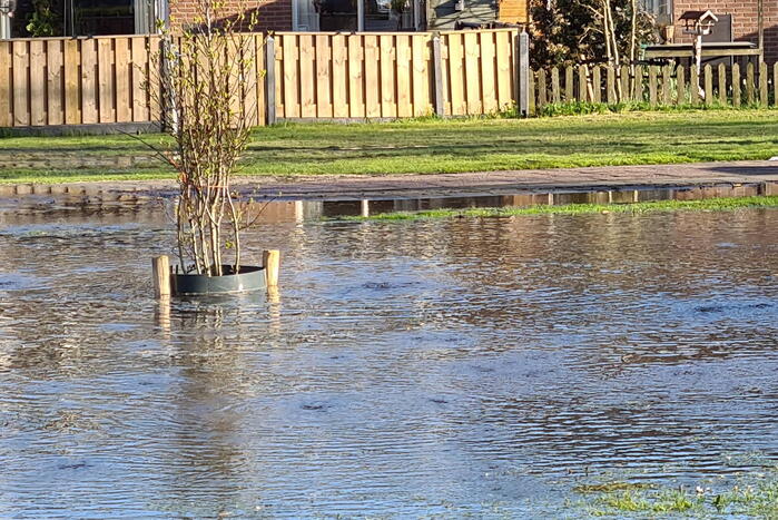 Grasveld onder water door gesprongen waterleiding