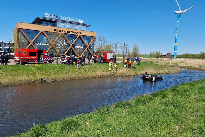 Auto ondersteboven te water geraakt