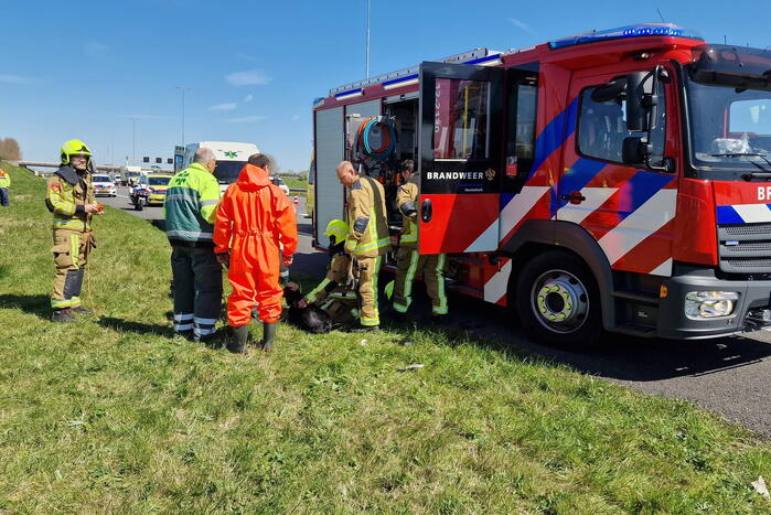 Auto ondersteboven te water geraakt